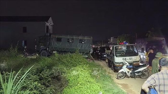 Sau khi bị bắt giữ, các đối tượng được áp giải lên ô tô rời khỏi hiện trường, quá trình vây bắt diễn ra an toàn, không gây ảnh hưởng đến người dân và lực lượng làm nhiệm vụ. Ảnh: TTXVN phát
