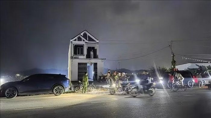 Theo thông tin từ người dân, căn nhà trên được một nhóm gồm một phụ nữ và hai người đàn ông, cùng quê Hải Phòng, thuê ở cách đây nhiều ngày. Ảnh: TTXVN phát