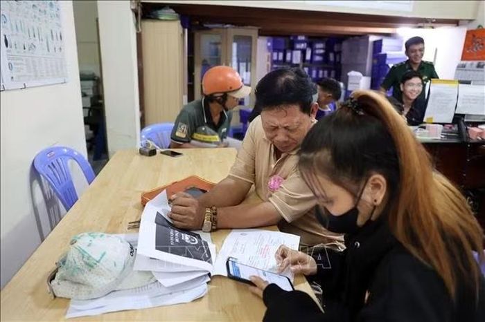 Ngư dân hỗ trợ nhau cài đặt, sử dụng phần mềm eCDT (hệ thống phần mềm truy xuất nguồn gốc thủy sản khai thác điện tử) tại cảng cá INCOMAP.