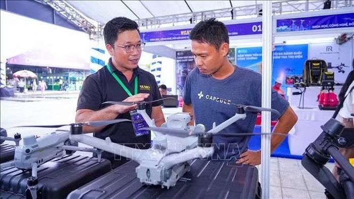 Đại diện doanh nghiệp giới thiệu tính năng, giải pháp vận hành máy bay không người lái (UAV), hướng tới ứng dụng công nghệ trong sản xuất nông nghiệp, quản lý tài nguyên và khai thác tiềm năng kinh tế tầm thấp tại Tây Ninh.