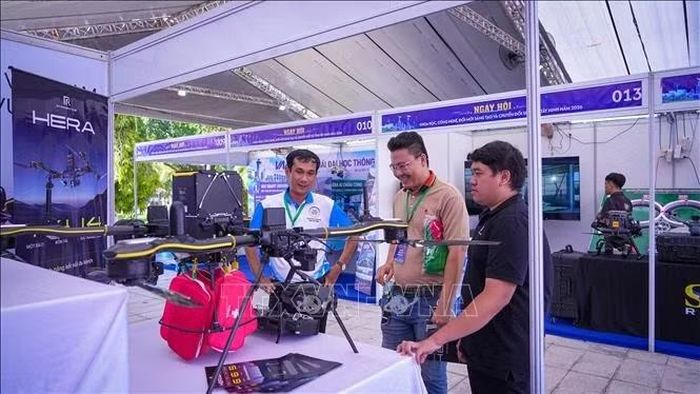 Doanh nghiệp giới thiệu các dòng máy bay không người lái (UAV) và giải pháp công nghệ phục vụ cơ giới hóa sản xuất nông nghiệp, góp phần nâng cao năng suất, giảm chi phí và tiết kiệm nhân công.