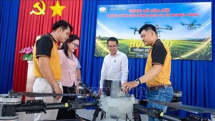 Lãnh đạo xã Hòa Hội, tỉnh Tây Ninh, tìm hiểu các giải pháp ứng dụng máy bay không người lái (UAV) trong sản xuất nông nghiệp.