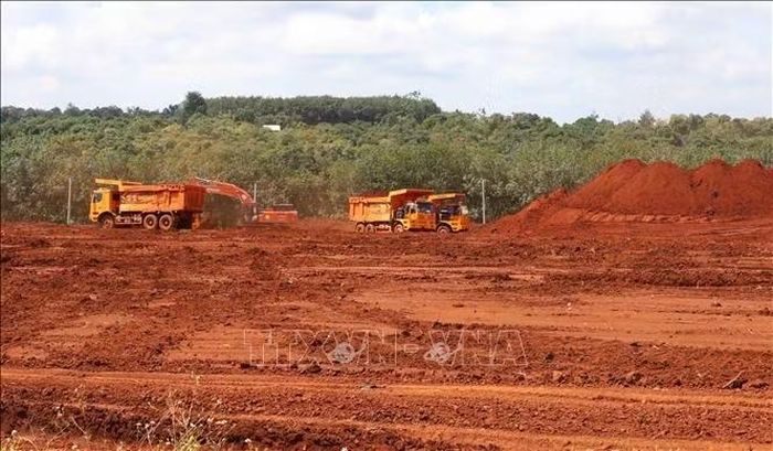 Nhà đầu tư triển khai máy móc, phương tiện bóc tầng đất hữu cơ trên diện tích 92ha để xây dựng nhà máy alumin thuộc tổ hợp dự án bô xít tại thành phố Đồng Nai.