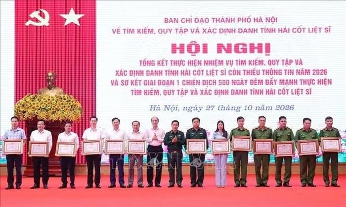 Các tập thể được nhận Bằng khen của Ủy ban nhân dân thành phố Hà Nội. Ảnh: Văn Điệp/TTXVN