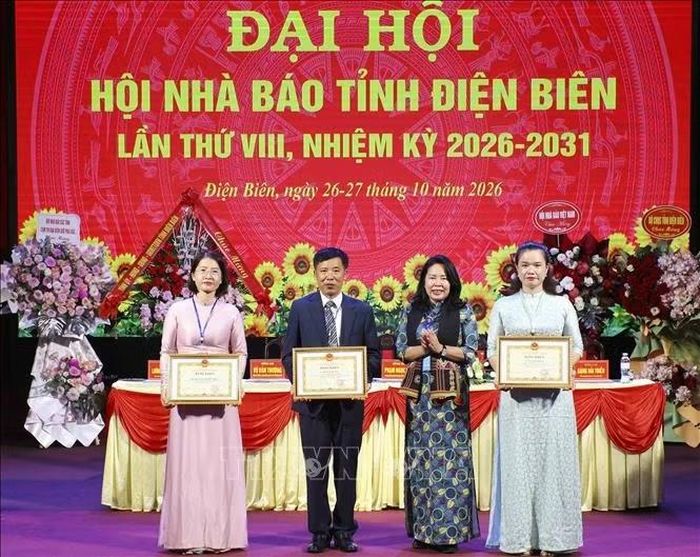 Trao Bằng khen của UBND tỉnh Điện Biên cho các tập thể và cá nhân xuất sắc.
