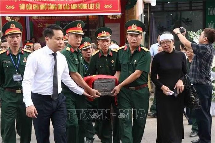 Lễ truy điệu và an táng hài cốt Liệt sĩ Lê Tước. Ảnh: Trần Trang/TTXVN