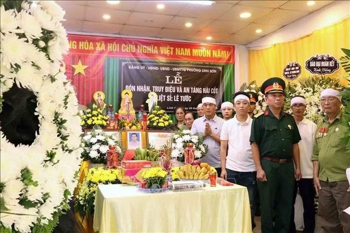 Lễ truy điệu và an táng hài cốt Liệt sĩ Lê Tước. Ảnh: Trần Trang/TTXVN