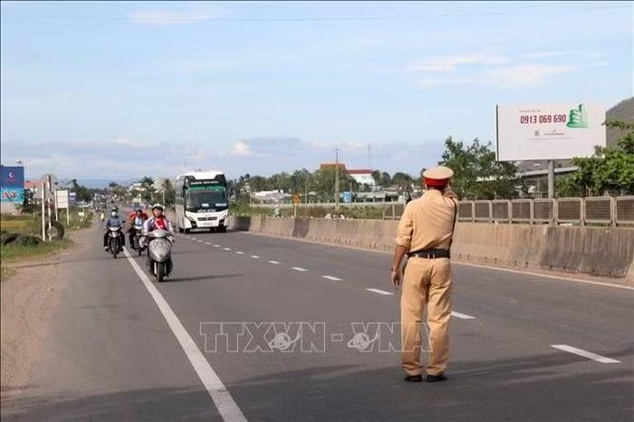 Cán bộ Cảnh sát giao thông kiểm tra các phương tiện lưu thông trên tuyến quốc lộ 1A qua tỉnh Lâm Đồng.