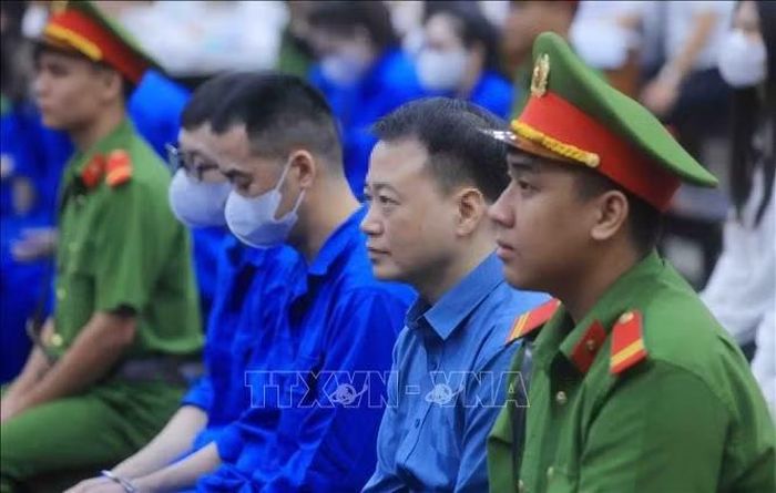Bị cáo Nguyễn Hòa Bình (tức "Shark" Bình) tại phiên xét xử sáng 27/10.