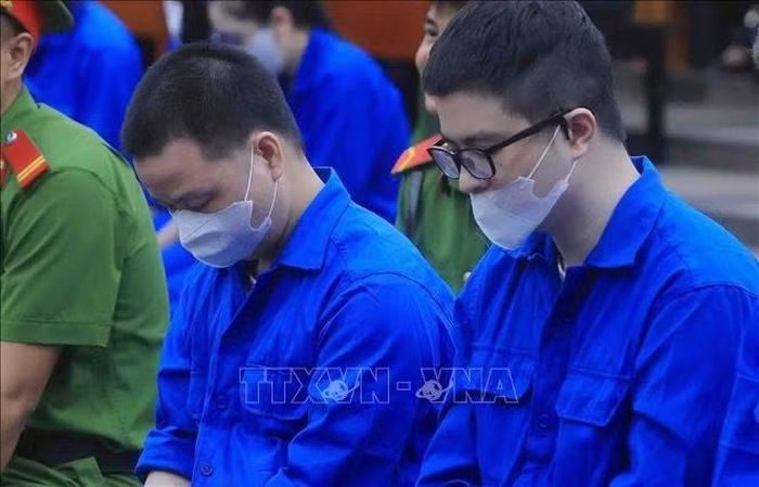 Bị cáo Lê Khắc Ngọ (tức Mr Hunter, bên trái) và bị cáo Phó Đức Nam (tức Mr Pips) tại phiên xét xử sáng 27/10.