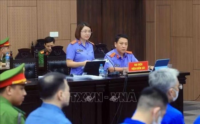 Đại diện Viện Kiểm sát công bố bản cáo trạng đối với các bị cáo.