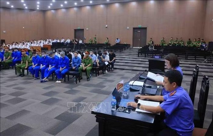 Đại diện Viện Kiểm sát công bố bản cáo trạng đối với các bị cáo.