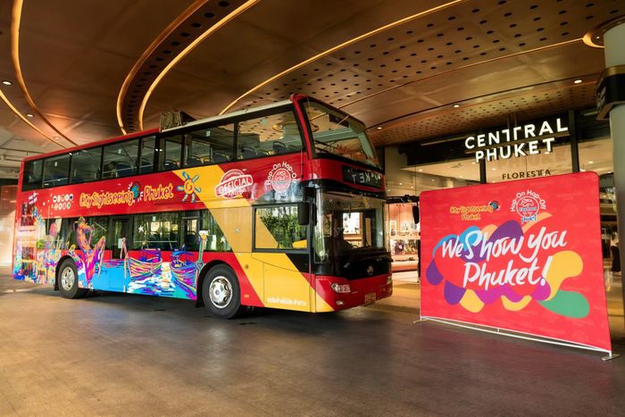 Xe bus 2 tầng trả và đón khách tại Trung tâm thương mại Central One ở Phuket. Ảnh: TTXVN
