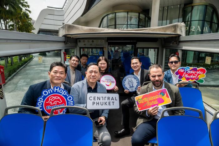Các quan khách trên chuyến xe bus 2 tầng Hop-on Hop-off đầu tiên ở Phuket. Ảnh: TTXVN
