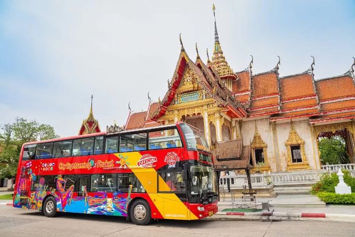 Xe bus 2 tầng chạy qua Chùa Chalong, ngôi chùa nổi tiếng tại Phuket. Ảnh: TTXVN