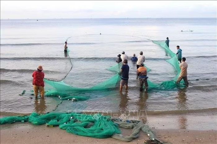 Nghề kéo lưới rùng ở Lâm Đồng là nghề đánh bắt hải sản bằng những ngư cụ thô sơ và chủ yếu dựa vào sức người tập thể.