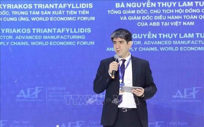 Ông Kyriakos Triantafylidis, Giám đốc Trung tâm sản xuất tiên tiến và chuỗi cung ứng World Economic Forum, điều phối Phiên chuyên đề.