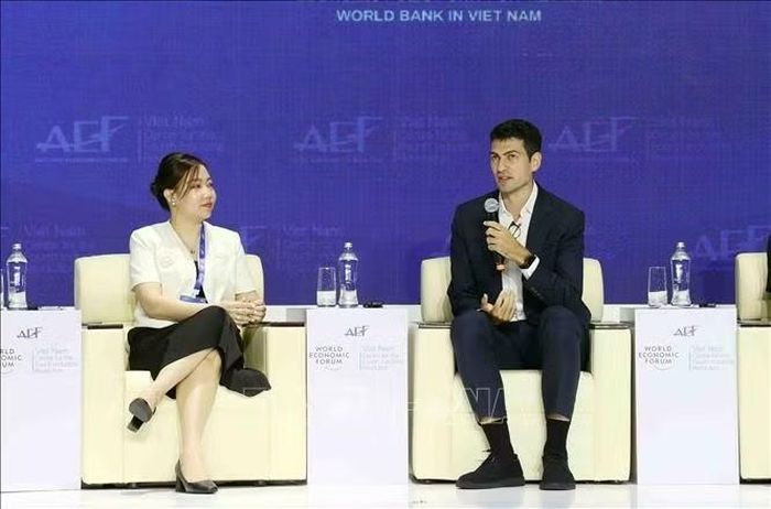 Ông Sacha Dray (phải), Chuyên gia kinh tế, Đơn vị chính sách kinh tế Việt Nam của Ngân hàng Thế giới (WB) tại Việt Nam, phát biểu tại Phiên chuyên đề.