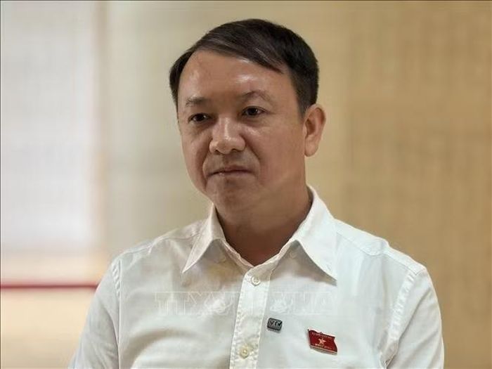Đại biểu Sầm Minh Hồ (đoàn Cao Bằng) trả lời phỏng vấn.