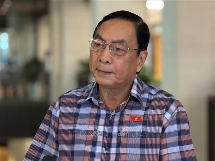 Đại biểu Phạm Văn Hòa (đoàn Đồng Tháp) trả lời phỏng vấn.