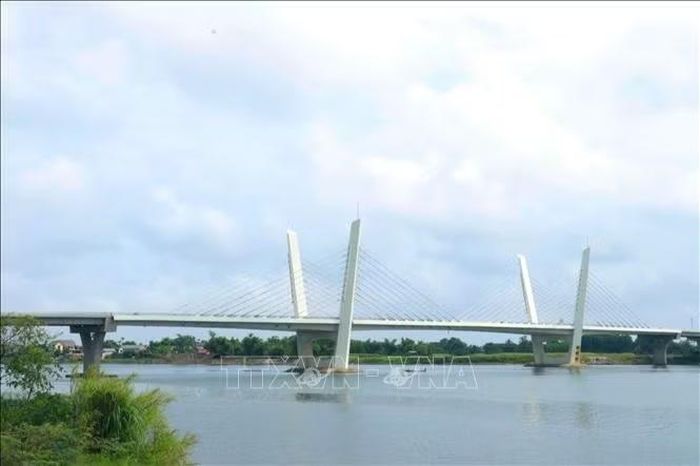 Cầu Thạch Hãn 1 thuộc Dự án đường ven biển kết nối Hành lang kinh tế Đông - Tây kết nối xã Triệu Bình và phường Nam Đông Hà.