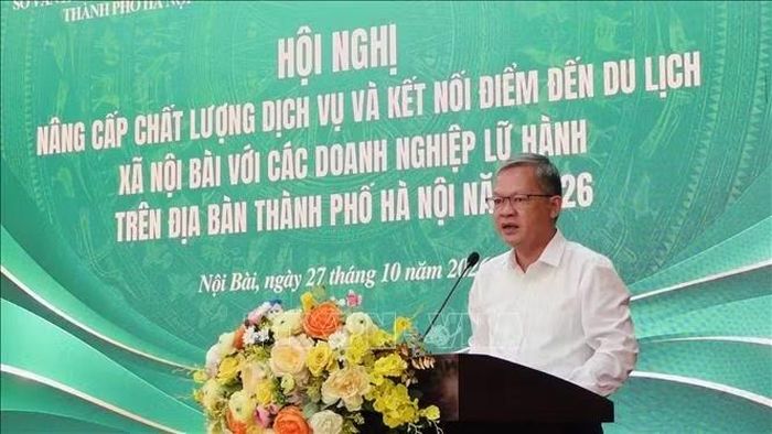 Ông Nguyễn Nam Hà, Bí thư Đảng ủy, Chủ tịch HĐND xã Nội Bài, giới thiệu về tiềm năng du lịch của xã. Ảnh: Tuyết Mai/TTXVN