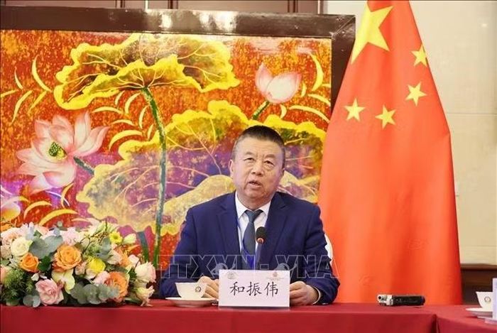 Hội trưởng Hiệp hội Phát triển Công nghiệp hải ngoại Trung Quốc Hòa Chấn Vĩ phát biểu tại Tọa đàm. Ảnh: Công Tuyên/PV TTXVN tại Trung Quốc