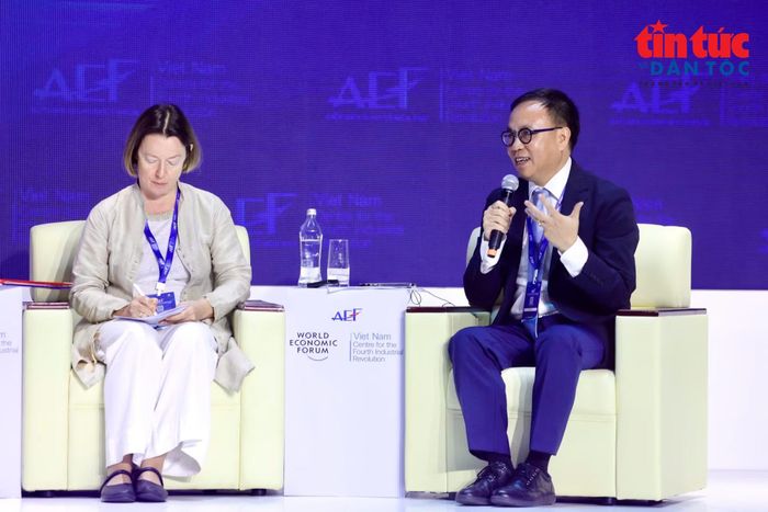 Ông Phan Minh Thông chia sẻ kinh nghiệm vận động nông dân thu hoạch quả cà phê chín để nâng giá trị nguyên liệu.