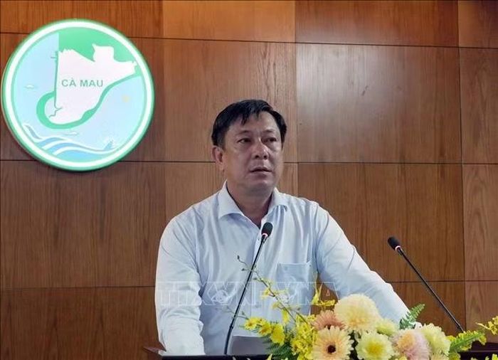 TS. Phạm Thanh Tâm, Phó Hiệu trưởng Trường Chính trị tỉnh Cà Mau phát biểu tham luận.