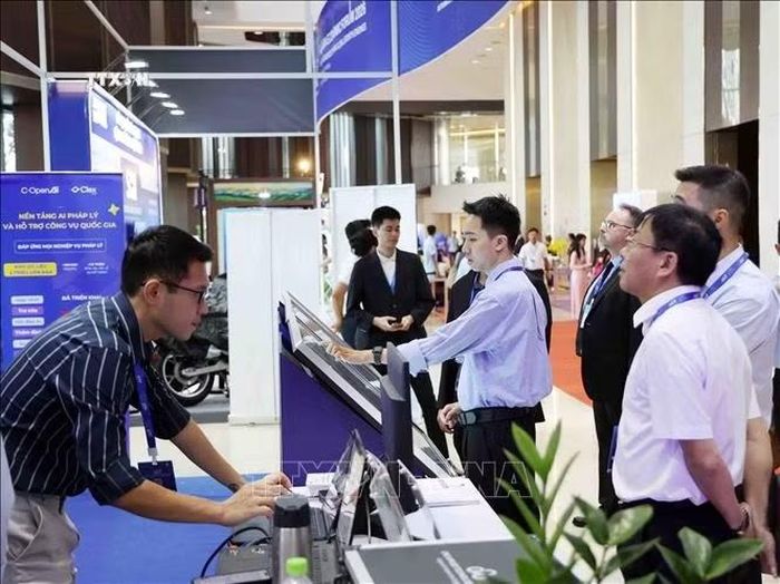 Các đại biểu dự Diễn đàn Kinh tế Mùa thu 2026 thích thú trải nghiệm những ứng dụng công nghệ. Ảnh: Xuân Khu/TTXVN