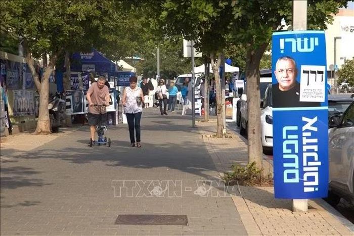 Một cặp vợ chồng cao tuổi đến điểm bỏ phiếu tại Tel Aviv trong ngày bầu cử Israel 27/10/2026. Ảnh: Thanh Bình - PV TTXVN tại Israel