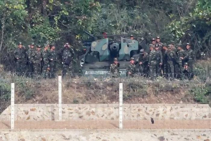 Binh lính Triều Tiên tập trung xung quanh vũ khí được cho là pháo tự hành, triển khai ở khu vực biên giới ven biển phía Tây của huyện Kaepung, tỉnh Hwanghae. Ảnh chụp từ một đài quan sát ở thành phố Gimpo của Hàn Quốc, phía tây Seoul, ngày 26/10. Ảnh: Yonhap
