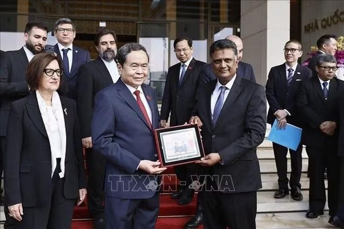 Chủ tịch Quốc hội Trần Thanh Mẫn tặng ảnh Chủ tịch Tổ chức các Cơ quan Kiểm toán tối cao Châu Á (ASOSAI), Tổng Kiểm toán và Kiểm soát Ấn Độ K.Sanjay Murthy. Ảnh: Doãn Tấn/TTXVN