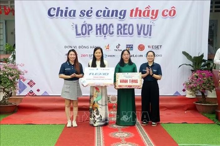 Ban tổ chức và các đơn vị đồng hành trao tặng 20 máy tính khoa học Fx799VN nhằm bổ sung trang thiết bị dạy và học cho nhà trường.
