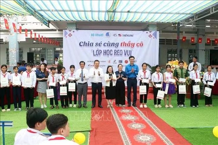 Ban tổ chức trao tặng học bổng và quà tiếp sức cho học sinh có hoàn cảnh khó khăn vươn lên trong học tập tại trường THCS Tân Thạnh.