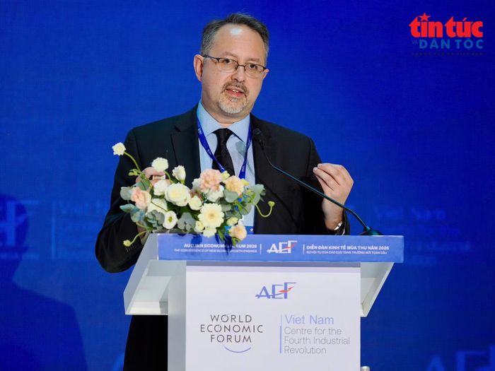 Giáo sư Matthieu Guitton, Đại học Laval, phân tích những vấn đề đặt ra về quyền kiểm soát hạ tầng và dữ liệu trong ứng dụng AI.