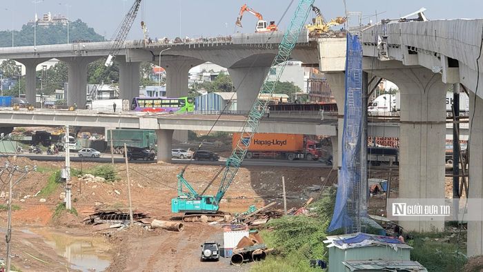 Trao đổi với Người Đưa Tin, ông Nguyễn Văn Phúc, quản lý nút giao Tân Vạn - thuộc Ban Giao thông Tp.HCM - cho biết, gói thầu XL01 xây dựng nút giao Tân Vạn khởi công chậm hơn các gói thầu khác, các nhà thầu phải thi công trong điều kiện vừa làm vừa đảm bảo dòng xe lưu thông bên dưới an toàn và không thể rào chắn diện rộng để thi công nên tiến độ thi công chậm. Tuy nhiên, các nhà thầu vẫn đang nỗ lực vượt qua khó khăn để sớm đưa nút giao thông Tân Vạn vào hoạt động.