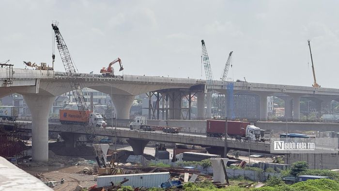 Hiện trên công trường, liên danh nhà thầu đã huy động hàng trăm công nhân, cùng nhiều máy móc thiết bị để đẩy nhanh tiến độ, bất chấp điều kiện khắc nghiệt. Các đơn vị nhà thầu đã kích hoạt chế độ thi công "3 ca, 4 kíp", công nhân chủ động chia ca bám trụ công trường ngay cả giờ nghỉ trưa để giữ mạch tiến độ.