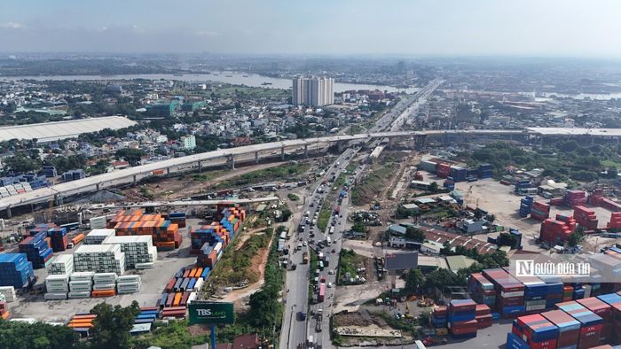 Theo thiết kế, nút giao Tân Vạn được xây dựng với quy mô 3 tầng giao thông hiện đại, gồm 5 nhánh cầu vượt kết nối trực tiếp với hàng loạt tuyến đường huyết mạch khu vực cửa ngõ Đông Bắc Tp.HCM như: Quốc lộ 1, đường Mỹ Phước - Tân Vạn, tỉnh lộ 743, đường Nguyễn Xiển và cầu Đồng Nai. Đây cũng là điểm đầu của đoạn Vành đai 3 trên cao phía Đông dài khoảng 14,7km.