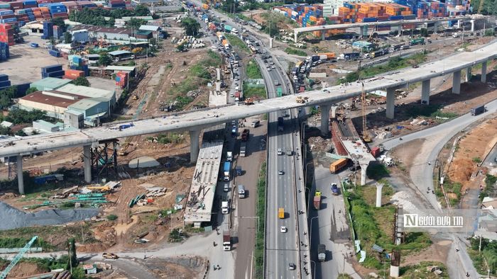 Khắc phục những khó khăn này, liên doanh nhà thầu vẫn đang phối hợp với Ban Giao thông Tp.HCM để đẩy nhanh tiến độ, đặc biệt là hai nhánh cầu rẽ trái thuộc nút giao Tân Vạn.