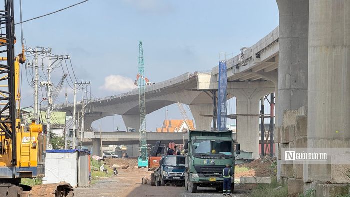 Khác với các đoạn đường trống, nút giao Tân Vạn nằm ngay tại cửa ngõ khu Đông, nơi có mật độ phương tiện lớn bậc nhất Đông Nam Bộ, do đó nhà thầu không thể rào chắn diện rộng để làm nhanh mà phải chia nhỏ công trường, thi công theo từng khu vực cuốn chiếu. 