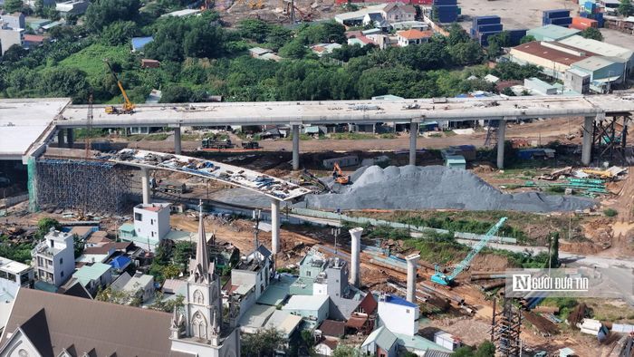 Ngoài ra, toàn tuyến chịu áp lực chung từ việc biến động giá và khan hiếm nguồn cung nhiều loại nguyên liệu, ảnh hưởng trực tiếp đến tốc độ thảm nhựa hoàn thiện của các nhánh cầu rẽ phụ.