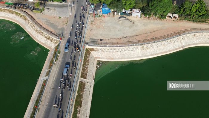 Về phía phường Đại Mỗ, ông Hoàng Minh Hải, Phó Chủ tịch UBND phường cho biết, dự án xây dựng công viên kết hợp chỉnh trang nghĩa trang Trung Văn có quy mô khoảng 5,5 ha, tổng mức đầu tư hơn 274 tỷ đồng, đã khởi công ngày 10/10/2026. Theo quy hoạch, dự án này sẽ bao gồm quảng trường, đường dạo, sân vườn, bãi đỗ xe, cùng hệ thống cây xanh và thảm cỏ dọc phố Trung Thư và ven hồ. Ông Hải khẳng định phường đã yêu cầu nhà thầu đẩy nhanh tiến độ, phấn đấu hoàn thành vào tháng 6/2027