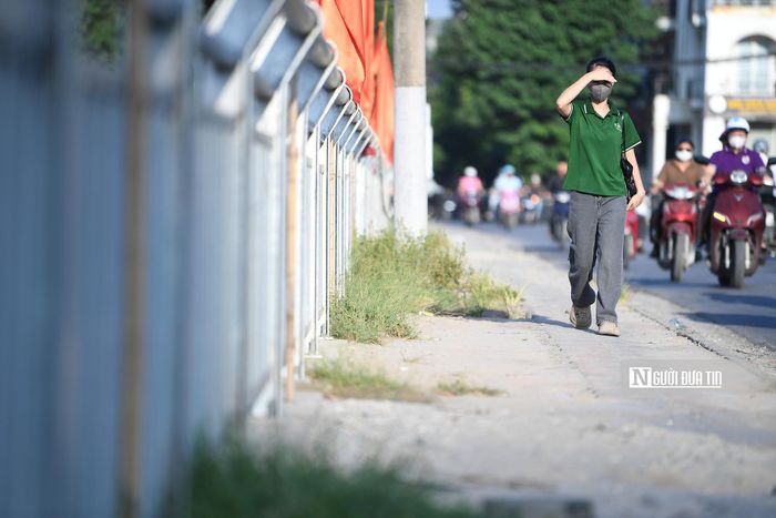 Tuy nhiên theo ghi nhận của phóng viên đến thời điểm hiện tại tuyến phố này lại vắng bóng cây xanh sau khi được đi vào sử dụng.