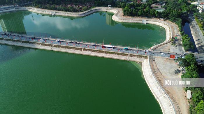 Liên quan đến nội dung trên, ông Nguyễn Hoàng Tùng, Phó Trưởng phòng Quản lý dự án đê điều thuộc Ban Quản lý dự án đầu tư xây dựng hạ tầng kỹ thuật và nông nghiệp Hà Nội, xác nhận việc di chuyển cây xà cừ là giải pháp phục vụ thi công, và cho biết việc bổ sung cây xanh thuộc dự án do phường Đại Mỗ làm chủ đầu tư.