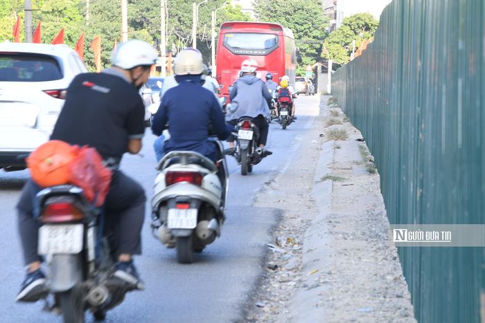 Phố Trung Thư hiện là một dải bê tông dài, hai bên là mặt nước mênh mông, không có lấy một tán lá để trú nắng. Trong những ngày nắng nóng, việc đi lại trên tuyến đường này trở nên mệt mỏi hơn nhiều so với trước