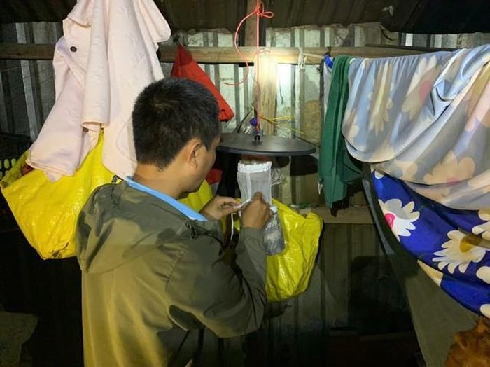 Cán bộ y tế đặt bẫy bắt muỗi tại nhà dân trên rẫy. Ảnh: CDC Khánh Hòa