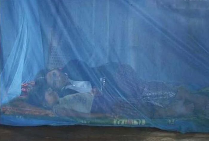 Người dân cần ngủ màn để tránh muỗi đốt truyền bệnh sốt rét. Ảnh: CDC