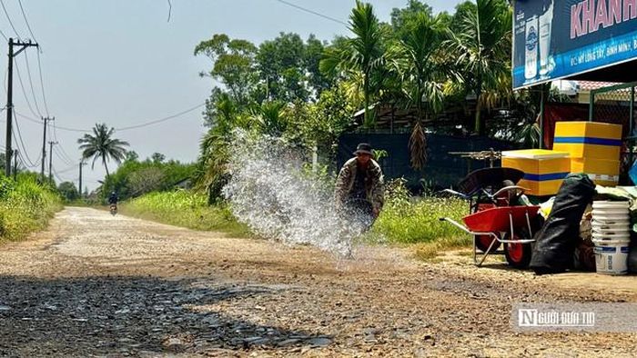 Tuyến đường ĐH09 đi qua nhiều khu dân cư bị xuống cấp hư hỏng.