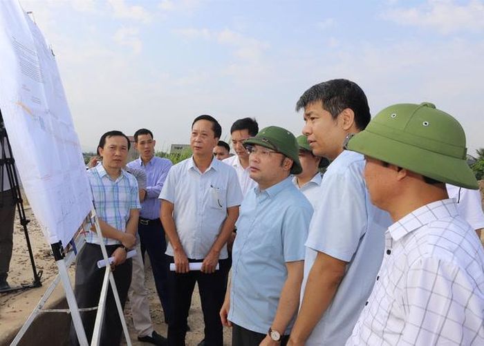 Phó chủ tịch UBND tỉnh Thanh Hóa Cao Văn Cường kiểm tra thực địa một số dự án đầu tư công thuộc Tổ công tác số 4 ngày 24/10. (Ảnh: UBND tỉnh Thanh Hóa).